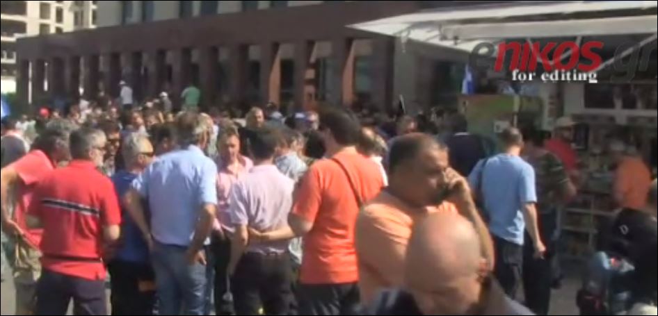 Συγκέντρωση λιμενεργατών έξω από το Χρηματιστήριο – ΒΙΝΤΕΟ
