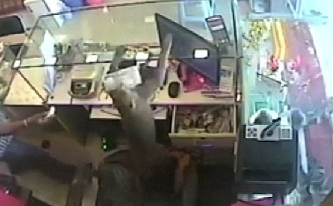 Ένα μαϊμουδάκι που ξέρει να ανοίγει… ταμειακές μηχανές – ΒΙΝΤΕΟ