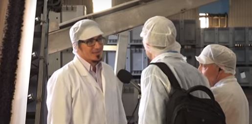 Συνεργείο του BBC στην Καλαμάτα για το… Brexit – BINTEO