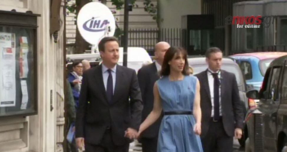 Με τη σύζυγό του έφτασε στις κάλπες ο Κάμερον – ΒΙΝΤΕΟ