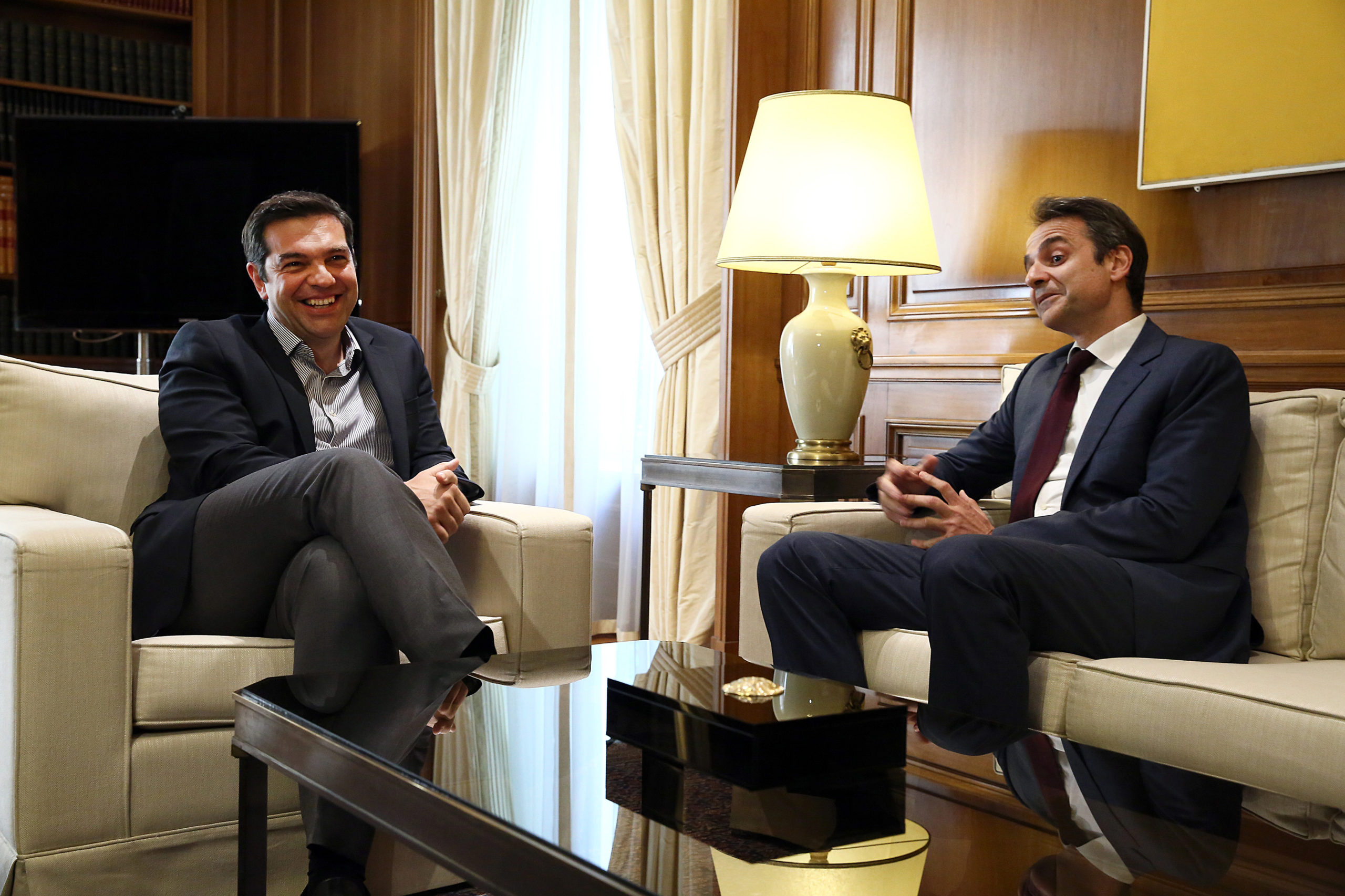 Ο Μητσοτάκης στο Μαξίμου – Με χαμόγελα τον υποδέχθηκε ο Τσίπρας – ΦΩΤΟ