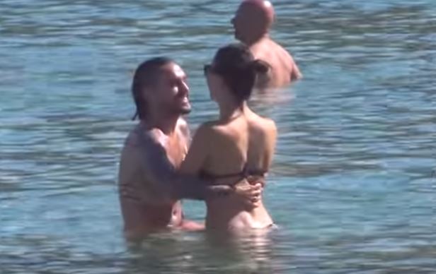 Τα καυτά φιλιά του Ναπολεόνι με την σύντροφό του σε παραλία της Μυκόνου – ΒΙΝΤΕΟ