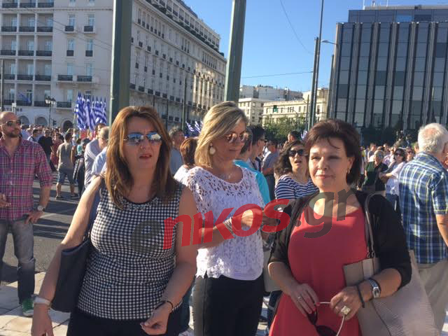 Η Ζέττα Μακρή στη συγκέντρωση των “παραιτηθείτε” – ΦΩΤΟ – ΤΩΡΑ