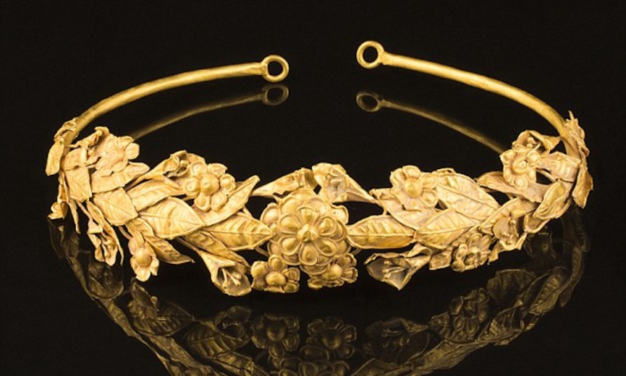 Βρετανός βρήκε αρχαίο ελληνικό στέμμα κάτω από το… κρεβάτι του – ΦΩΤΟ