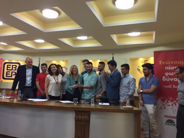 Εισέβαλαν με…μία τούρτα – ΦΩΤΟ