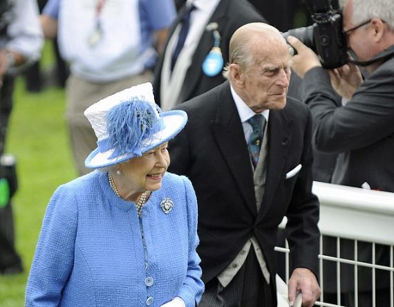 Γιατί ο πρίγκιπας Φίλιππος δεν κρατά το χέρι της βασίλισσας Ελισάβετ