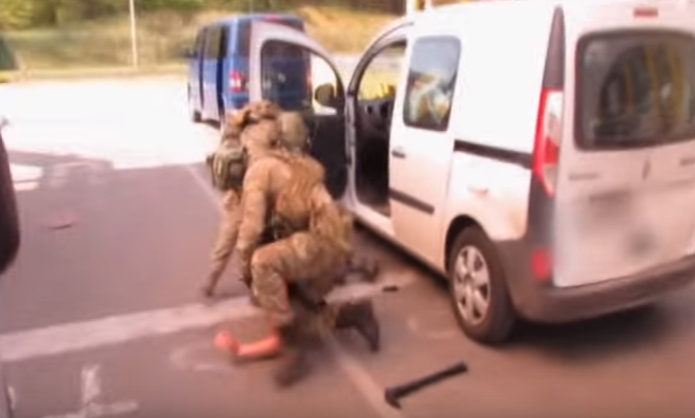 Η στιγμή της σύλληψης του Γάλλου που σχεδίαζε επιθέσεις στο Euro 2016 – BINTEO