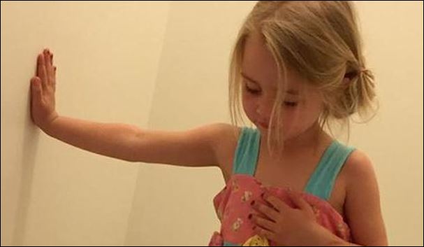 Μια 3χρονη κρύβεται στην τουαλέτα του σπιτιού της – Ο λόγος σοκάρει