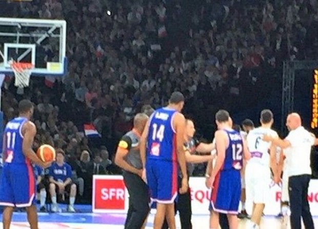 Ξύλο στο φιλικό Γαλλίας – Σερβίας στο Παρίσι – ΒΙΝΤΕΟ