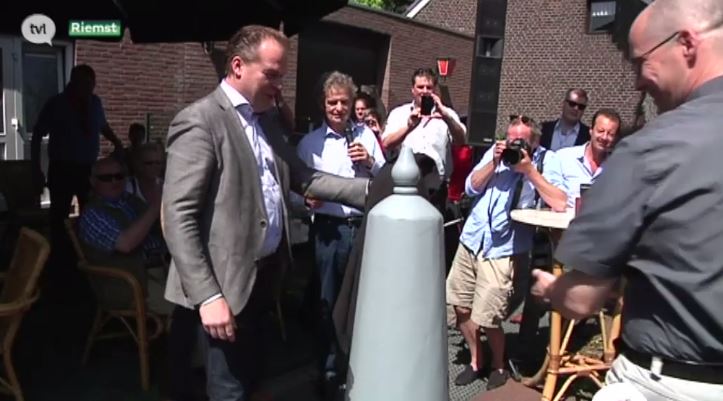 Ιδιοκτήτης καφετέριας μετακίνησε τα …σύνορα Ολλανδίας – Βελγίου για το EURO 2016 – ΒΙΝΤΕΟ