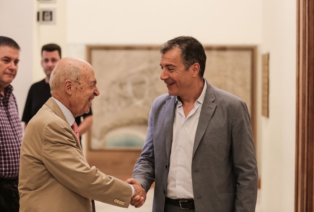 Η θερμή χειραψία του Σημίτη με τον Θεοδωράκη – ΦΩΤΟ