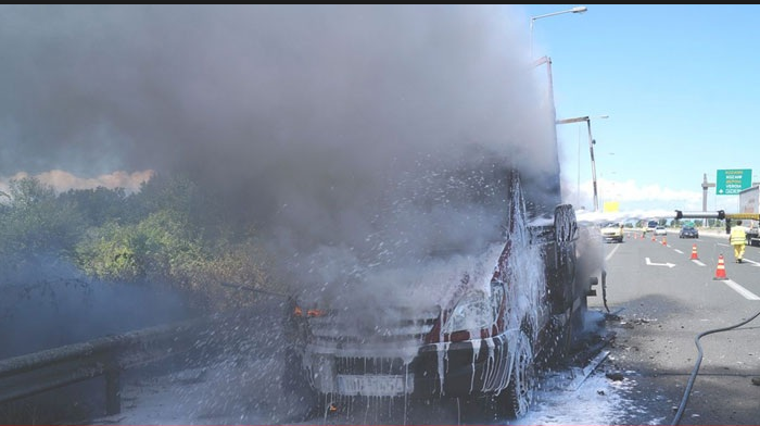 Οδηγός σώθηκε την τελευταία στιγμή από φλεγόμενο όχημα