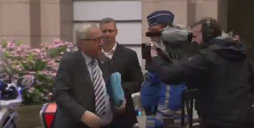 Ο ευδιάθετος Γιούνκερ και τα “παιχνίδια” με τις κάμερες – ΒΙΝΤΕΟ