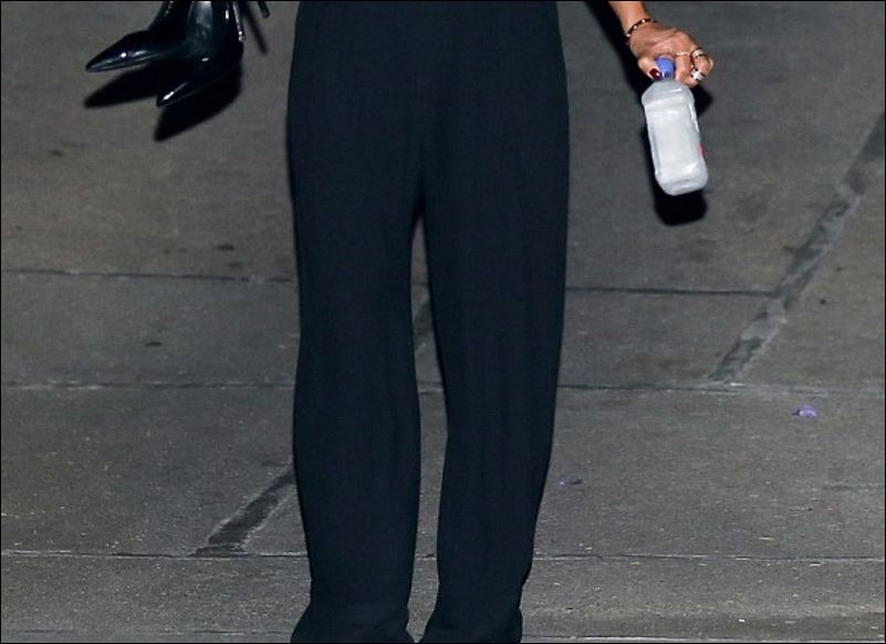 Διάσημη τραγουδίστρια έβγαλε τα ψηλοτάκουνα και περπατούσε ξυπόλυτη – ΦΩΤΟ