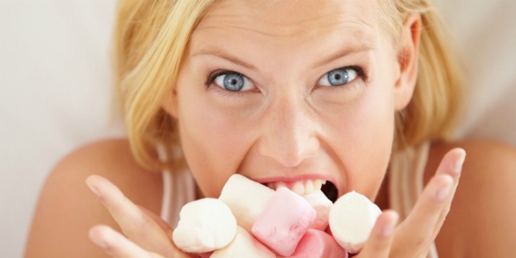 Ψυχολογία: Τρώμε πολύ όταν δεν είμαστε παρόντες στη ζωή μας