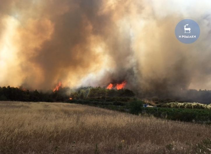 Μαίνεται πυρκαγιά στη Ρόδο – ΒΙΝΤΕΟ