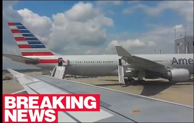 Οι επιβάτες εγκαταλείπουν το αεροσκάφος στο Χίθροου – ΒΙΝΤΕΟ