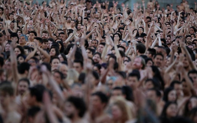Περισσότεροι από 6.000 εθελοντές πόζαραν γυμνοί για την ειρήνη