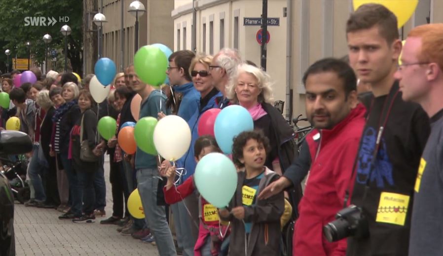 Χιλιάδες Γερμανοί διαδήλωσαν κατά του ρατσισμού – ΦΩΤΟ