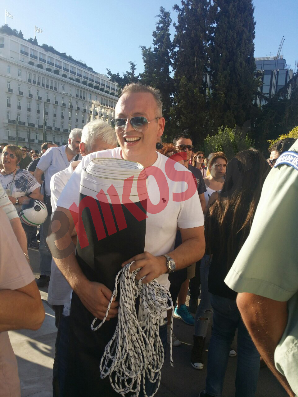 Ο διοργανωτής της συγκέντρωσης των “παραιτηθείτε” στο Σύνταγμα – ΦΩΤΟ