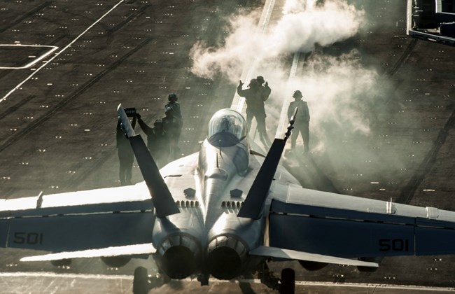 Αμερικανικά μαχητικά έπληξαν στόχους του ISIS από τη Μεσόγειο