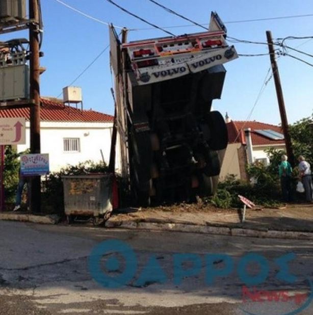 Η …κλεμμένη νταλίκα έπεσε σε σπίτι στην Κυπαρισσία – ΦΩΤΟ