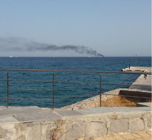 Σβήστηκε η φωτιά στο σκάφος – Ρυμουλκείται στην Αίγινα
