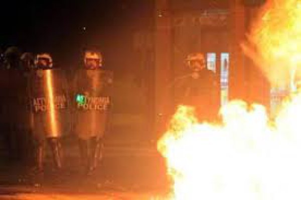 Θεσσαλονίκη: Επίθεση με μολότοφ στη διμοιρία των ΜΑΤ έξω από το τούρκικο προξενείο