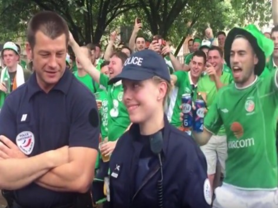 Euro 2016: Οι Ιρλανδοί αποθέωσαν αυτή τη φορά μία αστυνομικό – ΒΙΝΤΕΟ