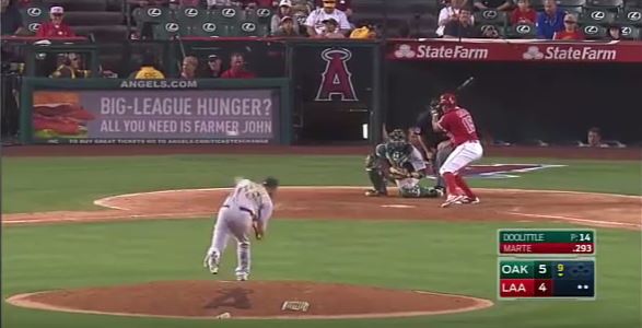 Το ρόπαλο του μπέιζμπολ “προσγειώθηκε” στο κεφάλι του διαιτητή – ΒΙΝΤΕΟ