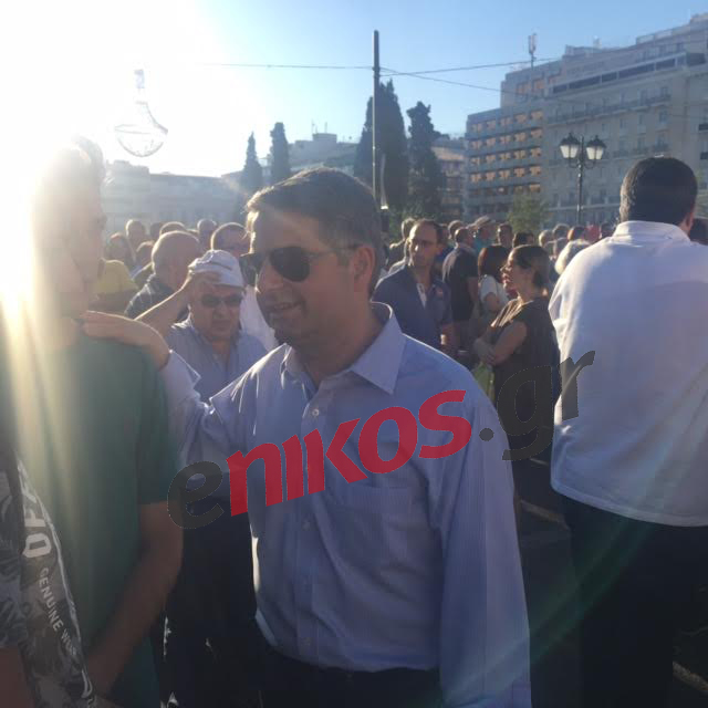 Ο Κωνσταντινόπουλος στη συγκέντρωση των “παραιτηθείτε” – ΦΩΤΟ – ΤΩΡΑ