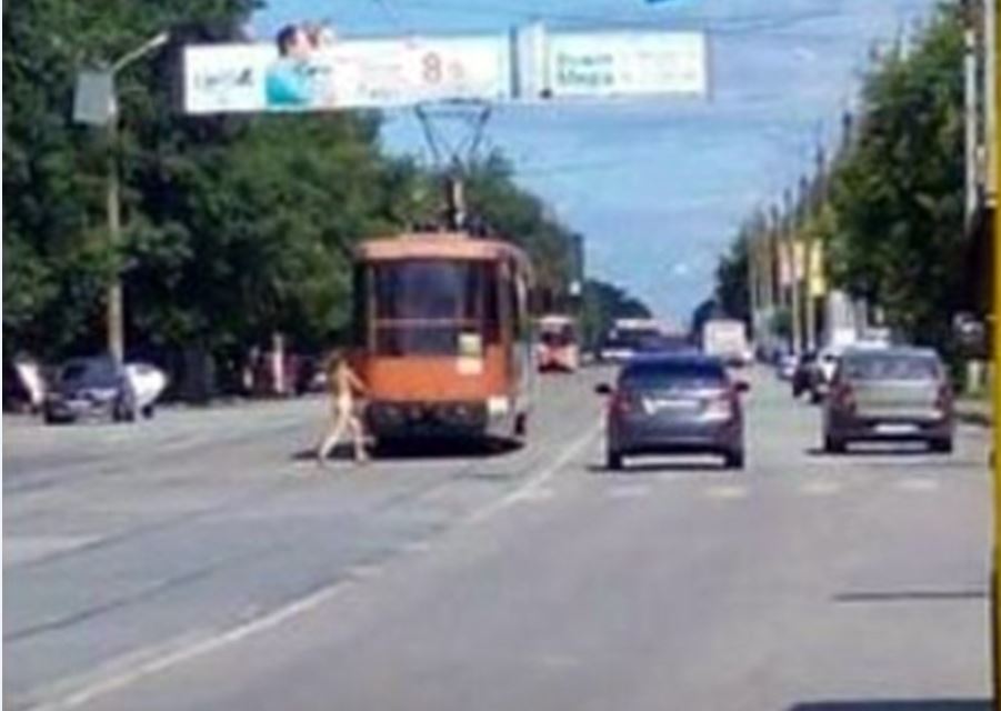 Την έπιασαν στα πράσα με παντρεμένο και βγήκε γυμνή στους δρόμους – ΦΩΤΟ