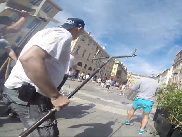 Ρώσοι χούλιγκαν σε κατάσταση αμόκ χτυπούν Άγγλους οπαδούς – Σοκαριστικό ΒΙΝΤΕΟ