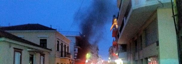 Μεγάλη φωτιά σε κεντρικό κατάστημα του Μεσολογγίου – ΦΩΤΟ