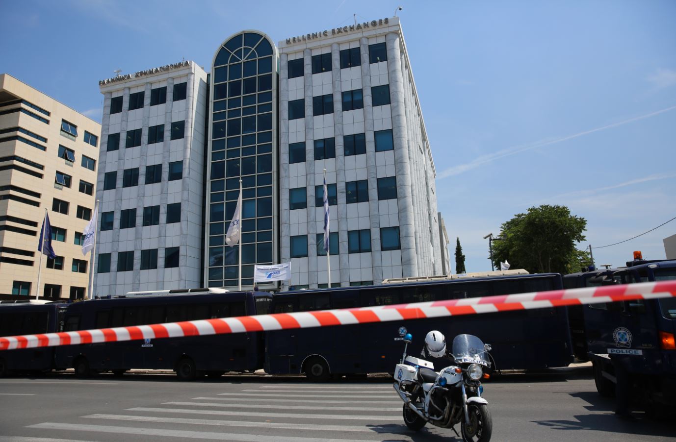 Η διαμαρτυρία των εργαζομένων στα λιμάνια έξω από το Χρηματιστήριο – ΦΩΤΟ