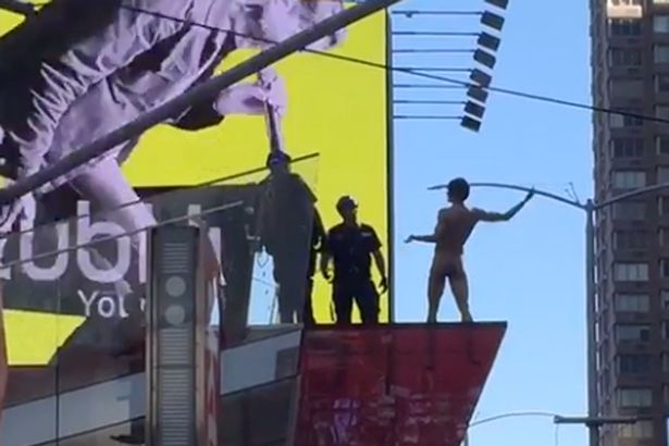 Βγήκε γυμνός στην Times Square και ζητούσε να δει τον Τραμπ – ΒΙΝΤΕΟ