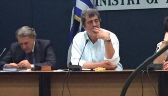 Ο Πολάκης για τη φωτογραφία του με το τσιγάρο