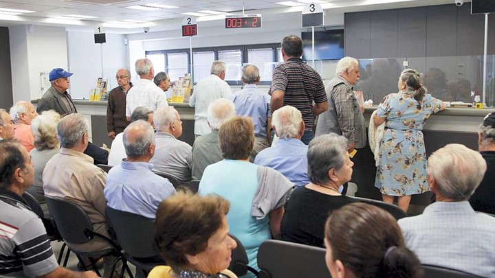 Την Παρασκευή η καταβολή των μειωμένων μερισμάτων σε 257.755 δικαιούχους