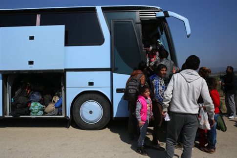 Αναχώρησαν τα πρώτα λεωφορεία με πρόσφυγες από τη “νέα Ειδομένη”