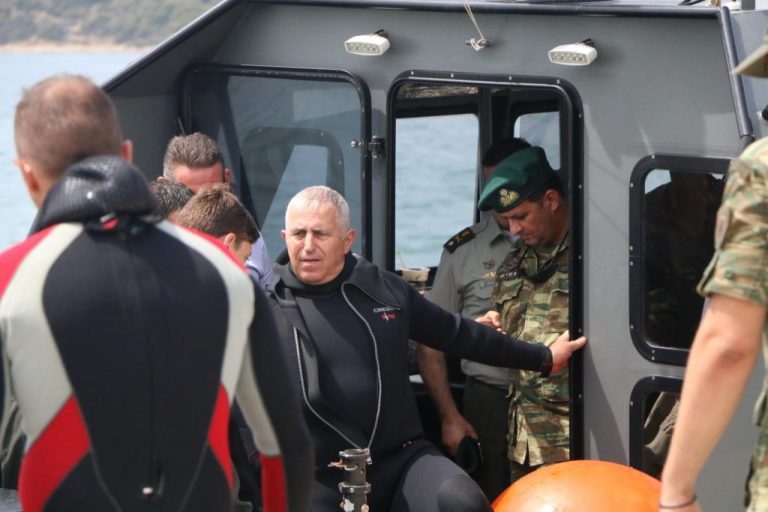 Ενεργός «βάτραχος» ο Α/ΓΕΕΘΑ – Πτώση με αλεξίπτωτο και κατάδυση – ΒΙΝΤΕΟ