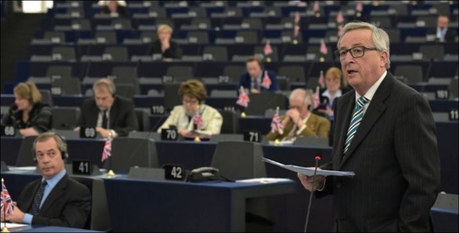 Ο Γιούνκερ στον Φάρατζ: Σε ψήφισαν για το Brexit… τι κάνεις εδώ;