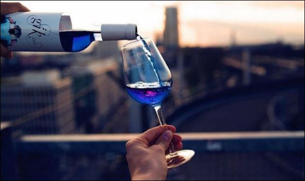 Οι Ισπανοί μπορούν πλέον να απολαμβάνουν … μπλε κρασί