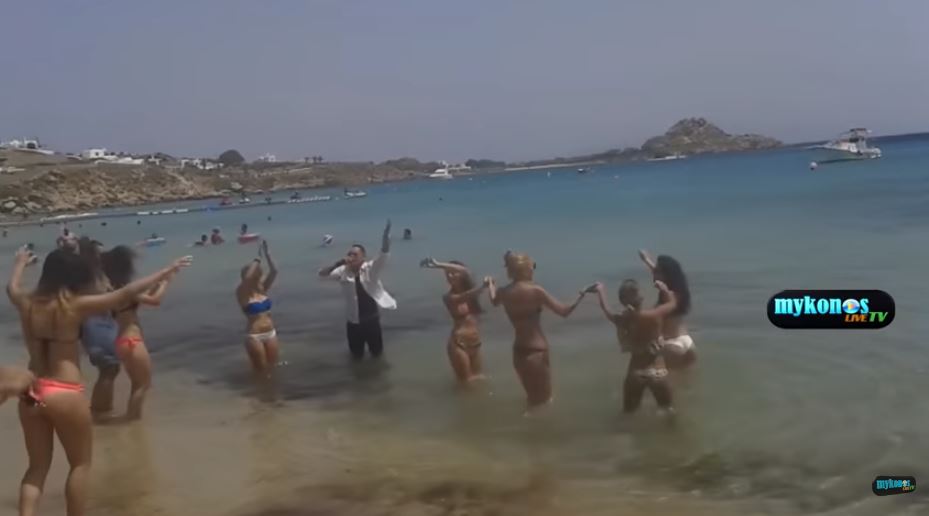 Μπήκε στη θάλασσα και τραγούδησε με τα ρούχα – ΒΙΝΤΕΟ