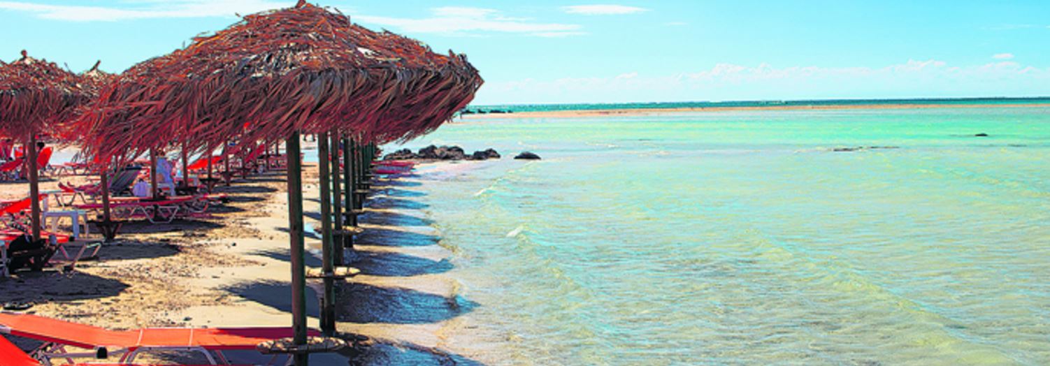 «Ναυμαχία» στο Ελαφονήσι για τις ξαπλώστρες