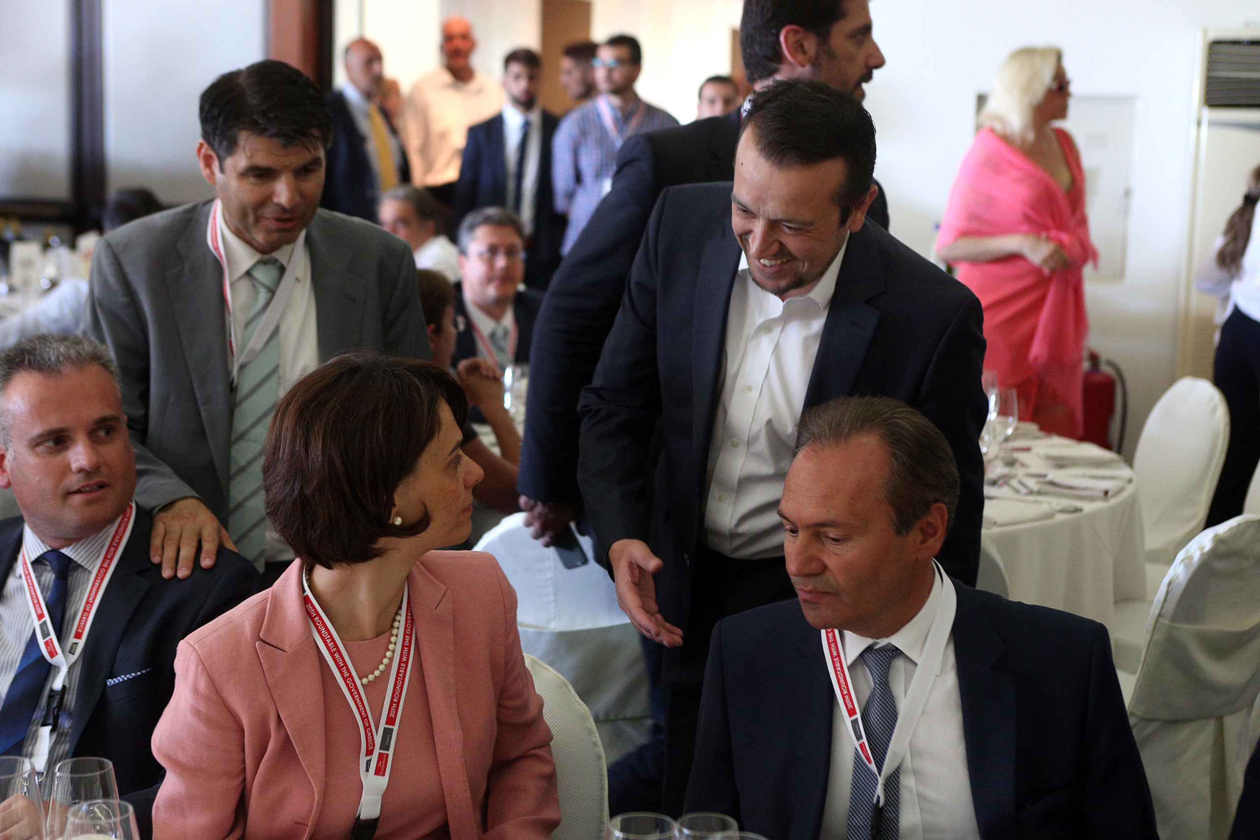 Η θερμή χειραψία του Παππά με την Βελκουλέσκου – ΦΩΤΟ