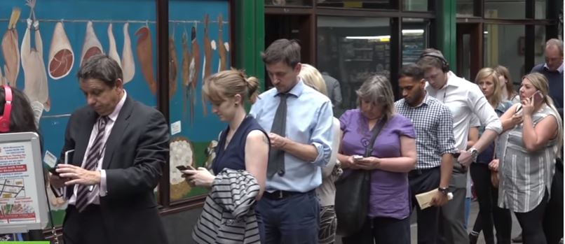 Ουρές των Βρετανών στα ανταλλακτήρια συναλλάγματος – ΒΙΝΤΕΟ