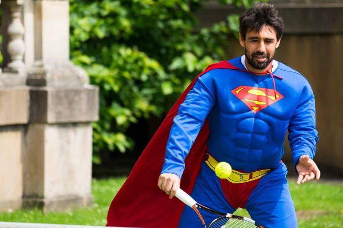 O Παγδατής ντύθηκε Superman και έπαιξε τένις με τον …Βatman – BINTEO