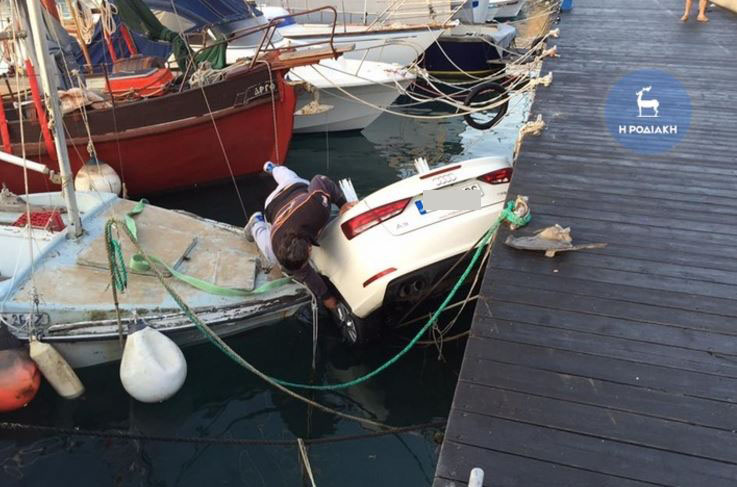 Τουρίστες “βούτηξαν” με το ενοικιαζόμενο στο λιμάνι της Ρόδου – ΒΙΝΤΕΟ