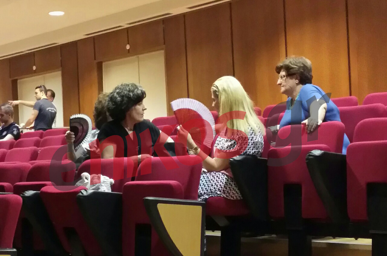 Ελλείψεις και ασφυκτική ζέστη στη δίκη της Χρυσής Αυγής – ΦΩΤΟ