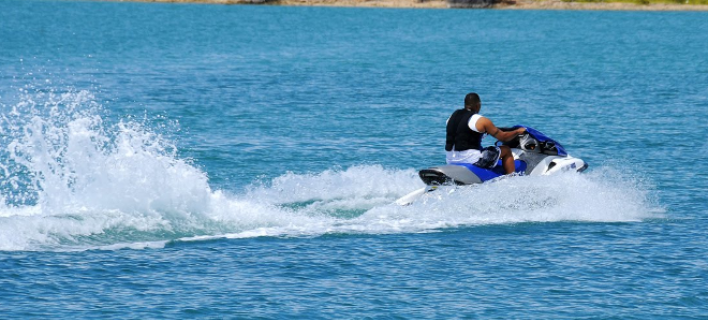 Σοκ στη Χερσόνησο – Τζετ σκι “καρφώθηκε” σε τουριστικό σκάφος